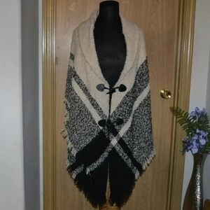 Woodstock Ga Boho Cream & Black Winter Style Poncho Cozy Cottage Core Shawl